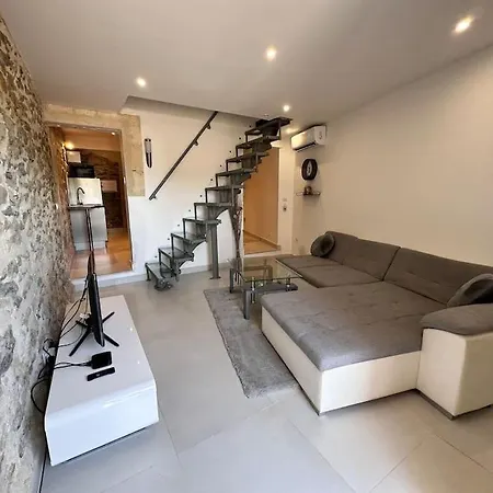 L'elegance De La Pierre Fourques (Gard)